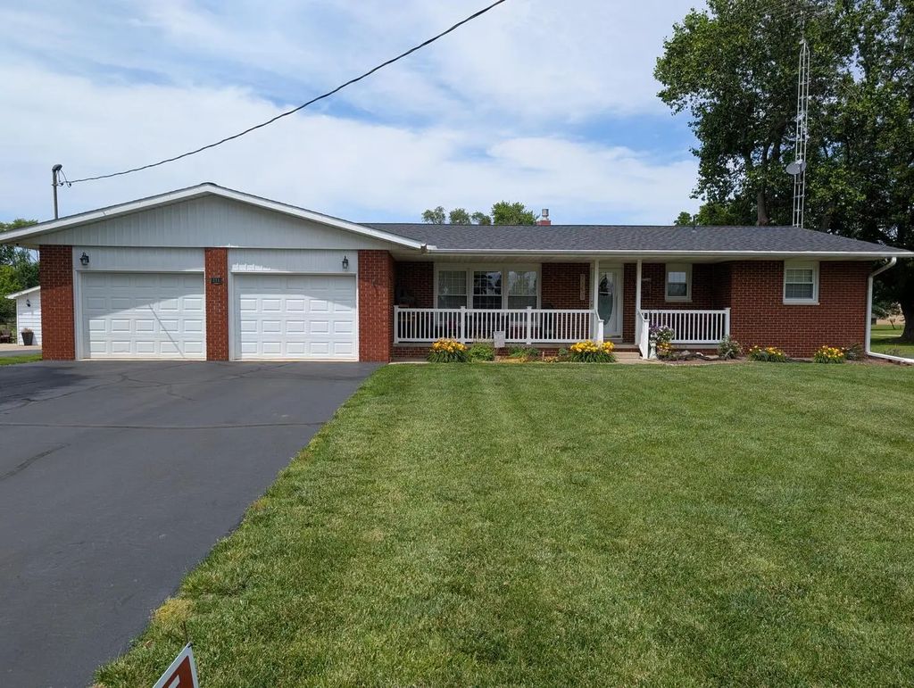 111 W Embarras Street, Newton