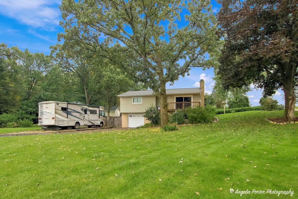5104 E Lake Shore Drive, Wonder Lake