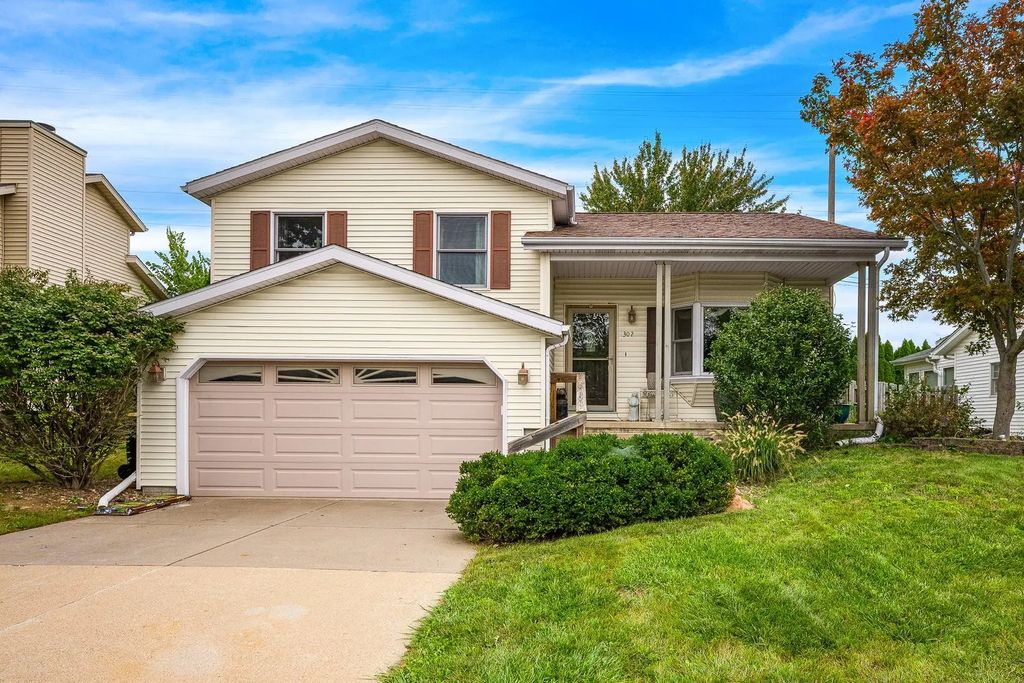 302 Carriage Hills Road, Normal