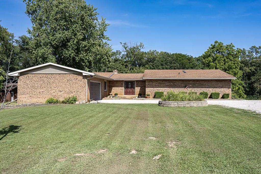 19079 N 25 East Road, Danvers