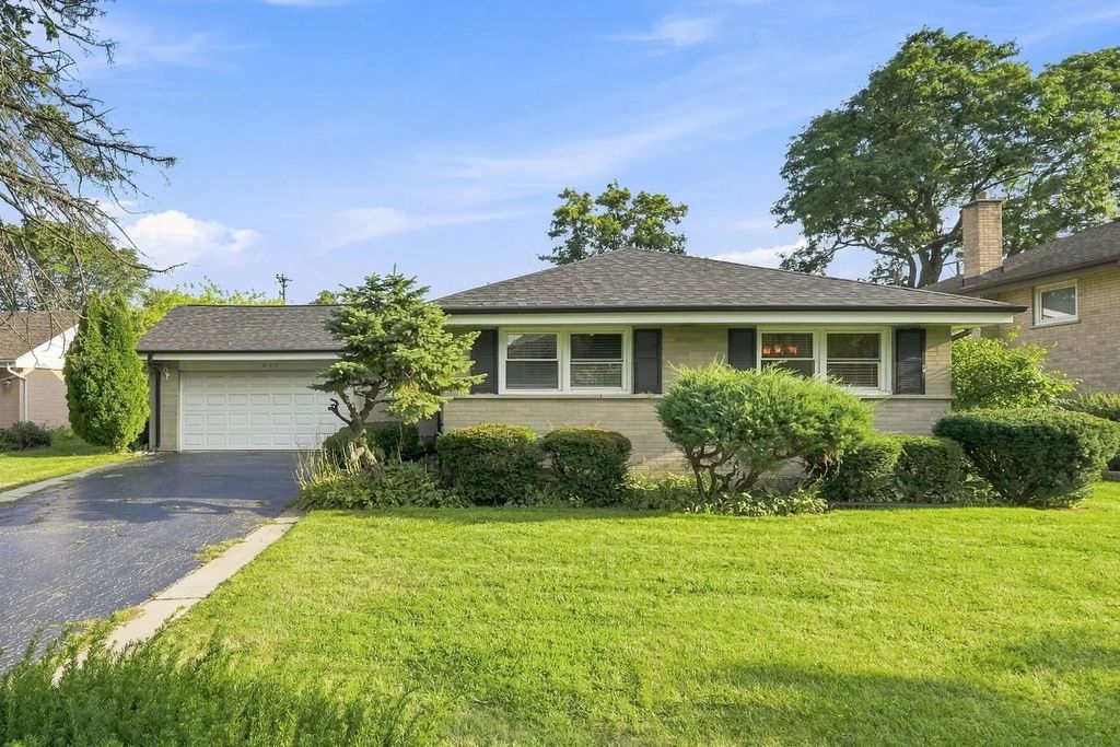 807 E Golfview Drive, Mount Prospect