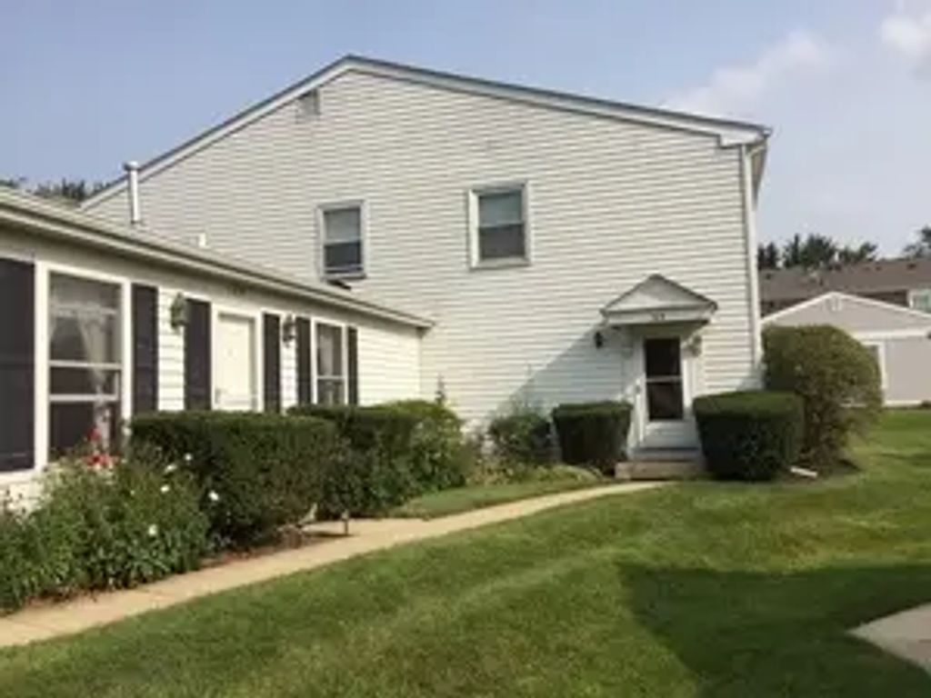 304 Creekside Court 304, Vernon Hills