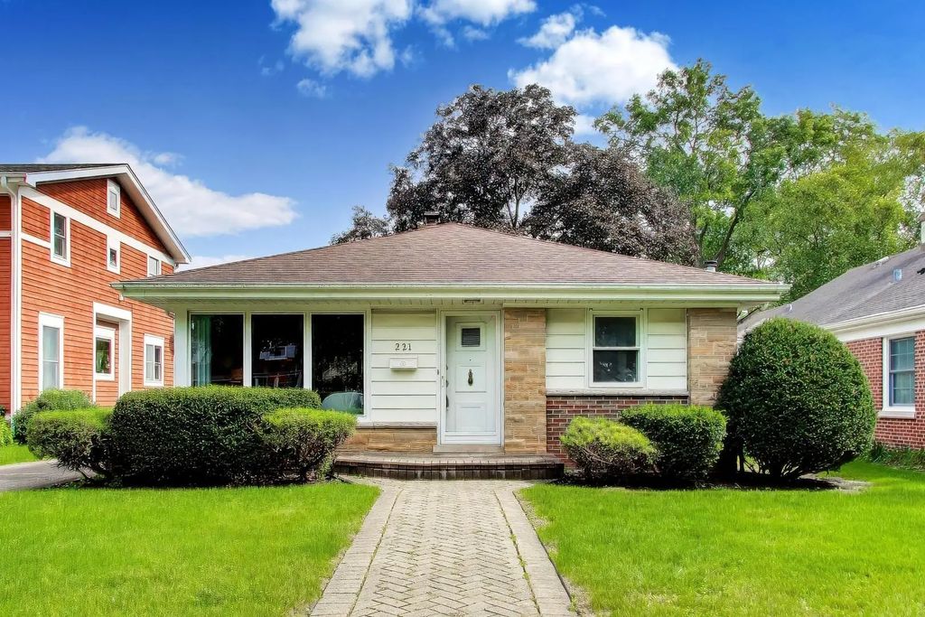 221 S Elmhurst Avenue, Mount Prospect