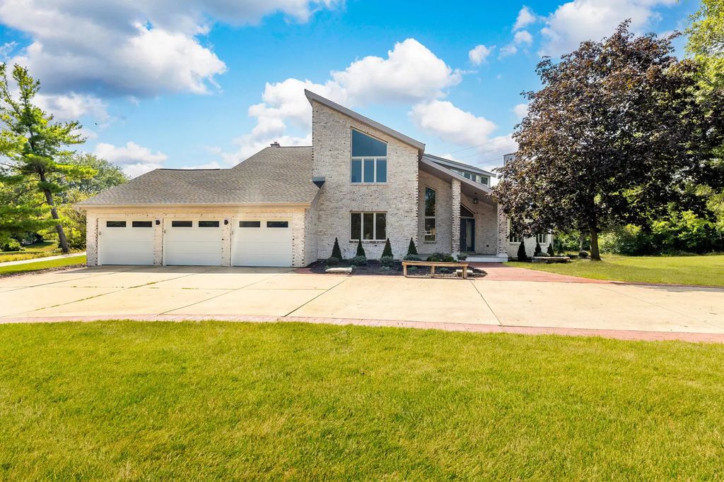 8920 Royal Drive, Burr Ridge