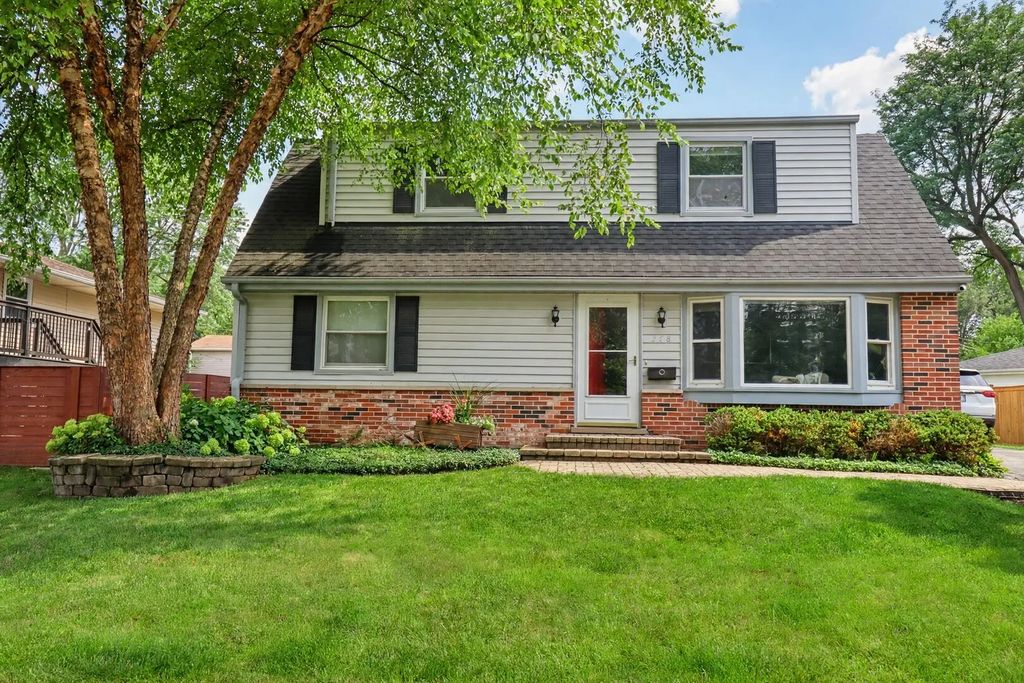 348 Cherrywood Road, Buffalo Grove