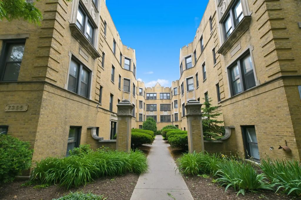 7351 N Damen Avenue 14, Chicago