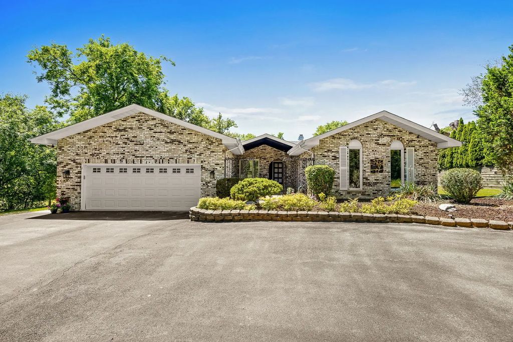 11s056 Madison Street, Burr Ridge