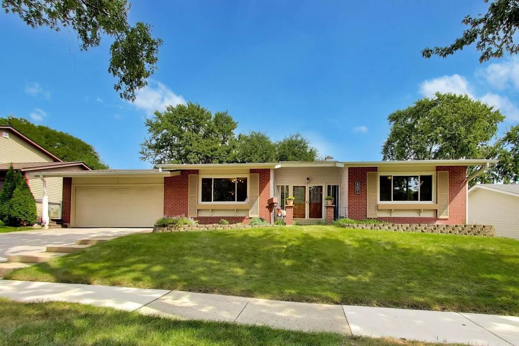 6001 Ross Drive, Woodridge