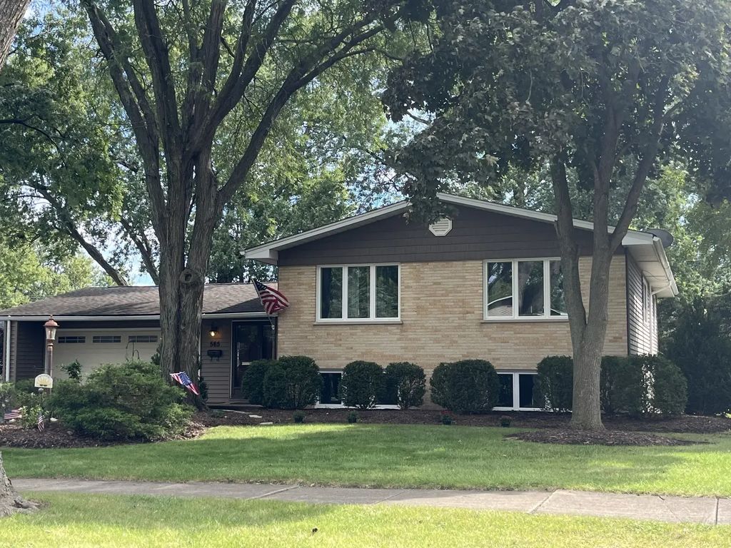 565 Maywood Lane, Lisle