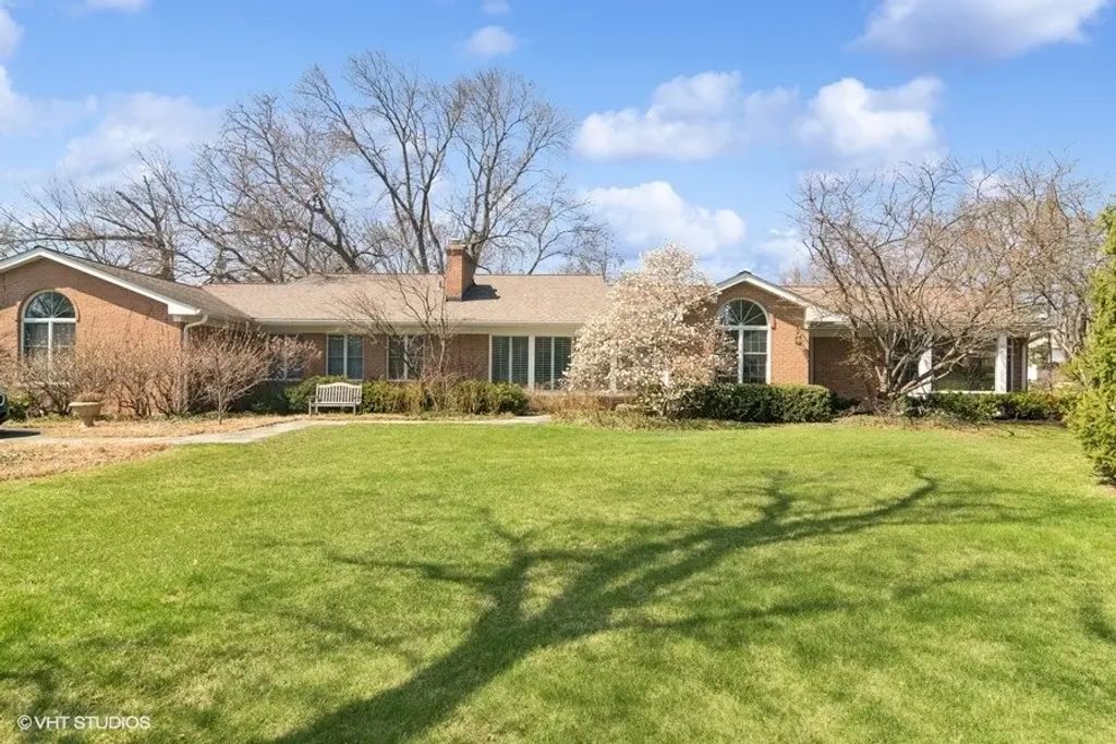 1674 Bowling Green Drive, Lake Forest