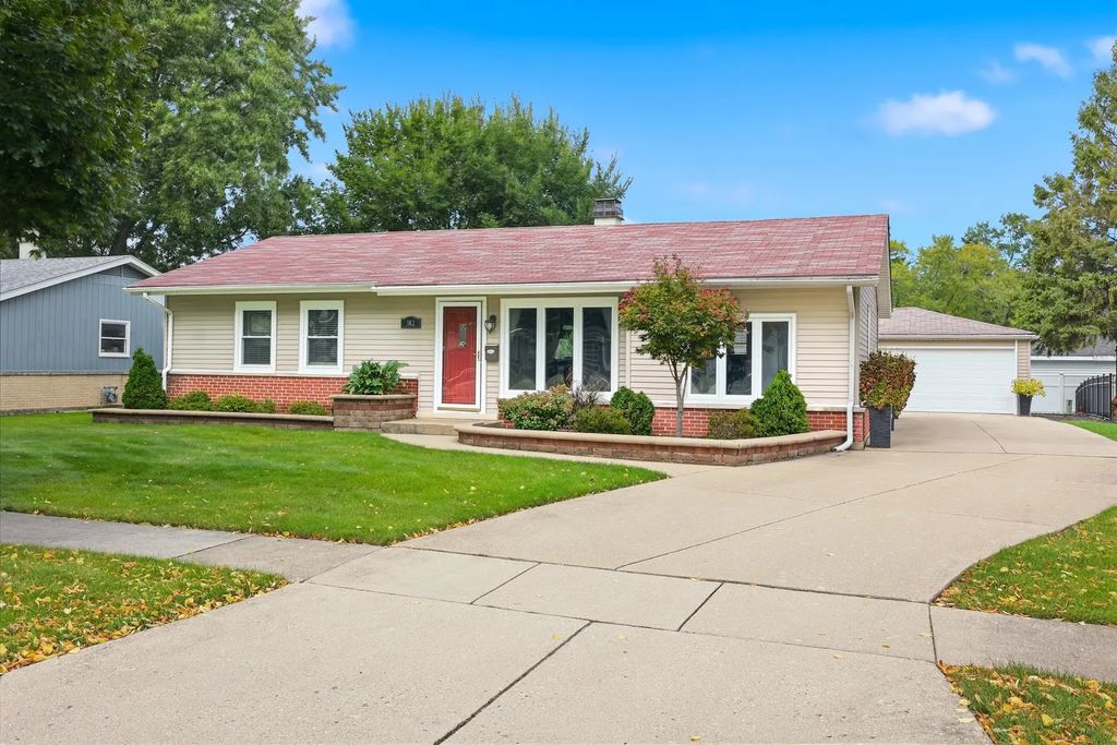 382 Maple Lane, Elk Grove Village