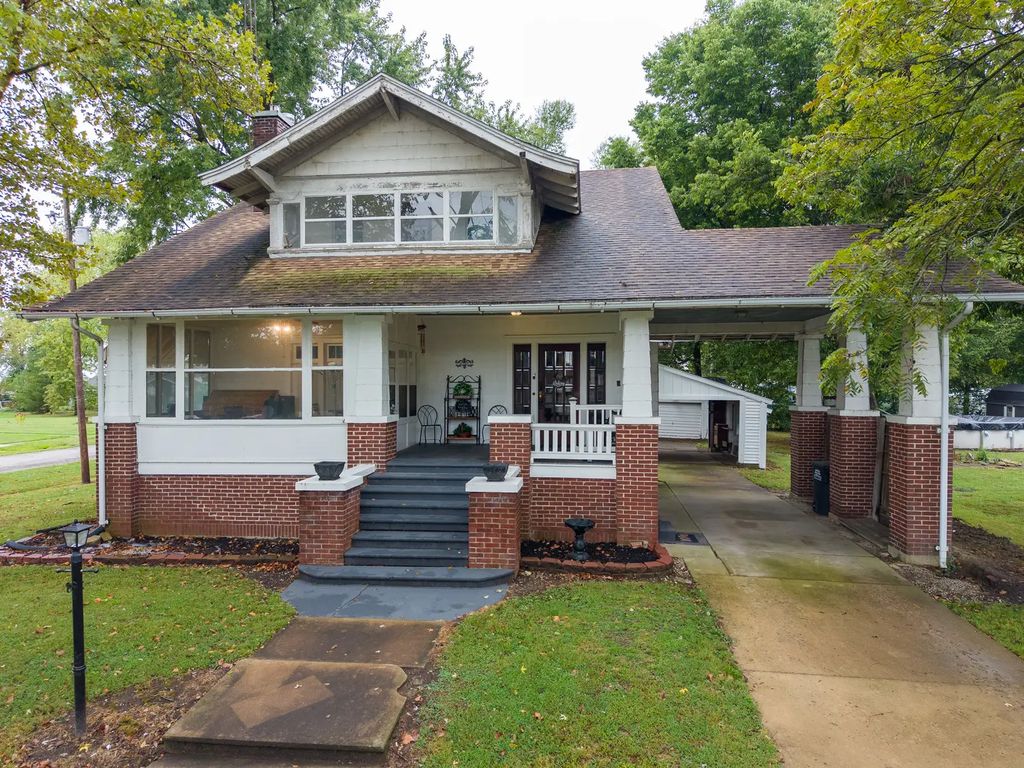 311 E Monroe Avenue, Farina