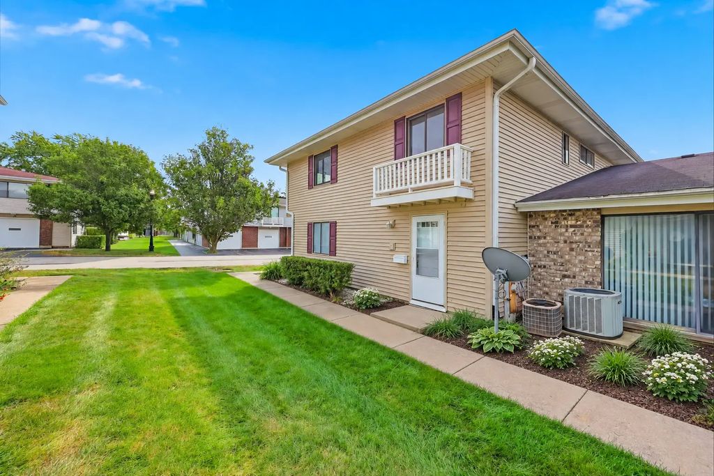 18 Eastham Court 18, Schaumburg