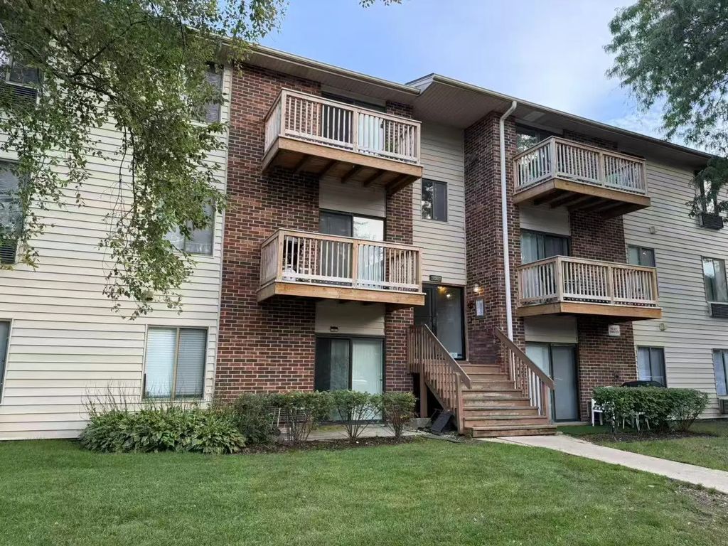 716 Prescott Drive 302, Roselle