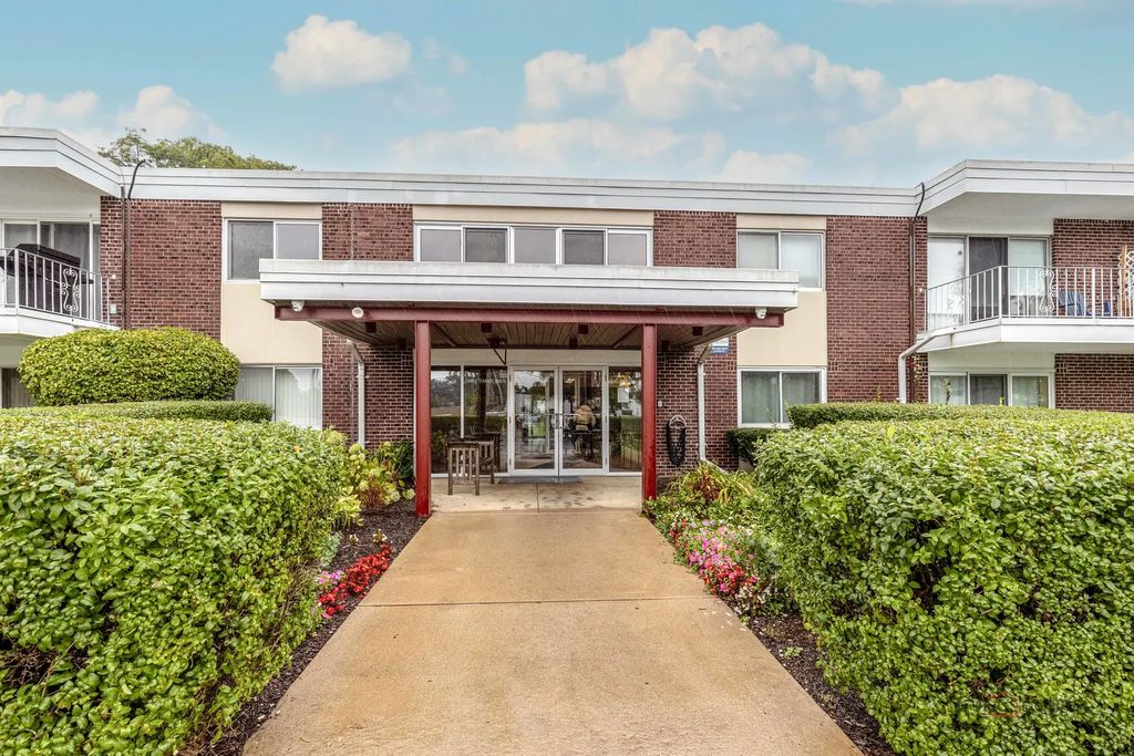 100 Deborah Lane B18, Wheeling