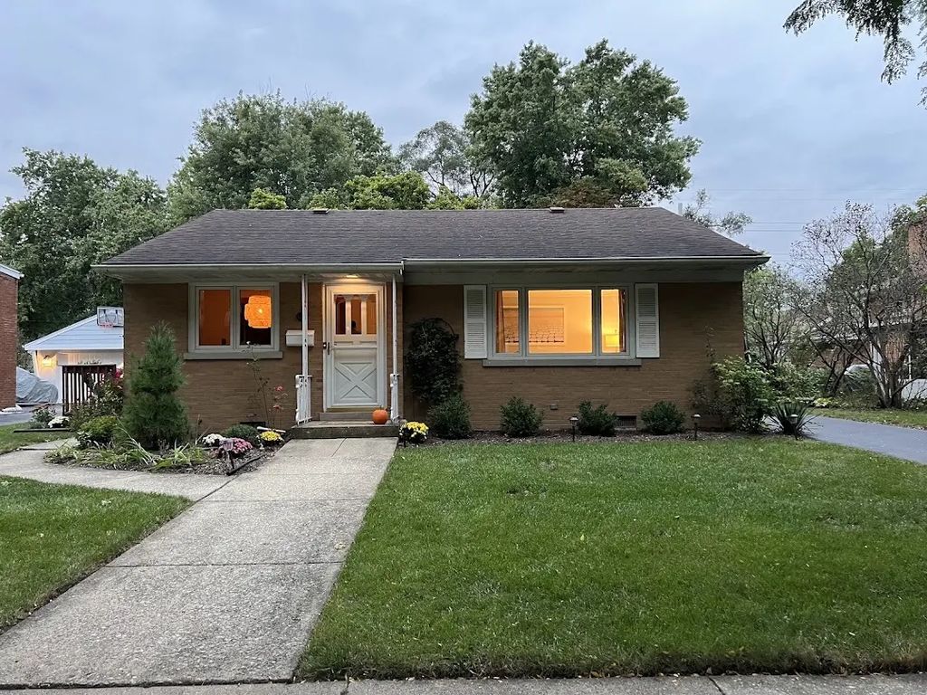 834 Beach Avenue, La Grange Park