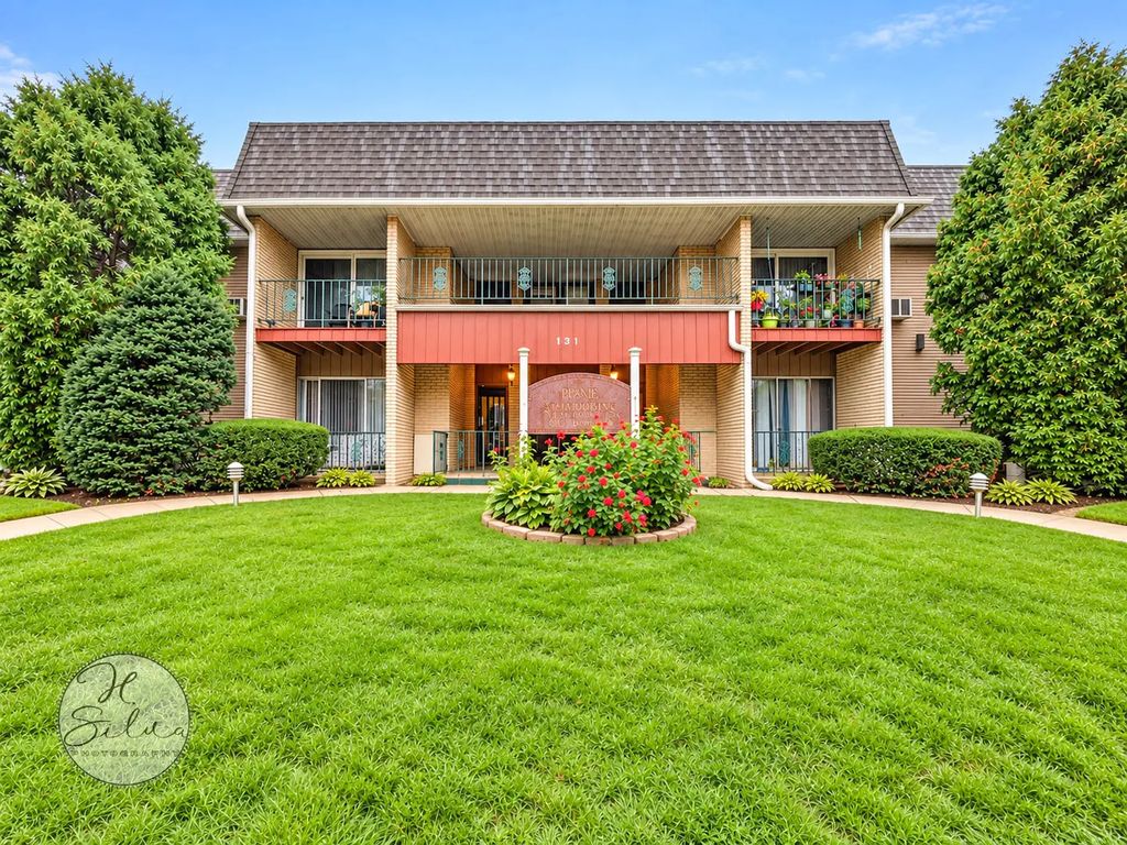 131 W Ellis Avenue 21, Libertyville