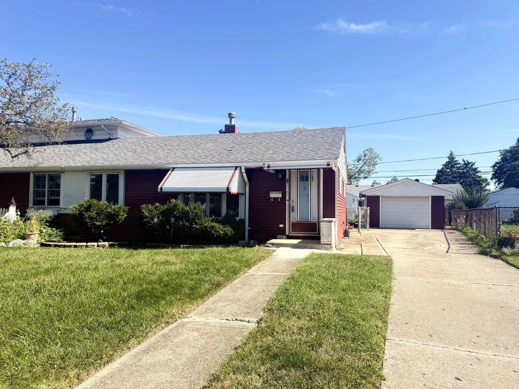 8803 S Kolin Avenue, Hometown