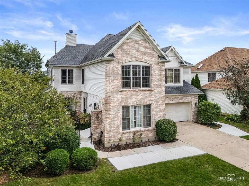 527 Mallard Point Drive, North Aurora