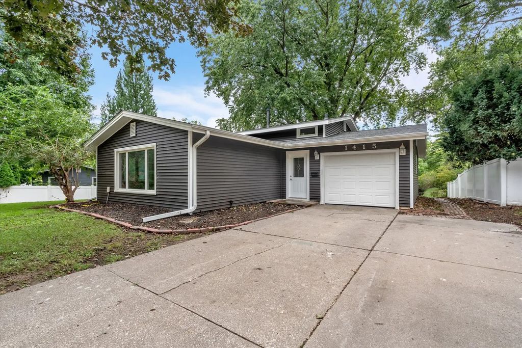 1415 Fairlane Drive, Bettendorf