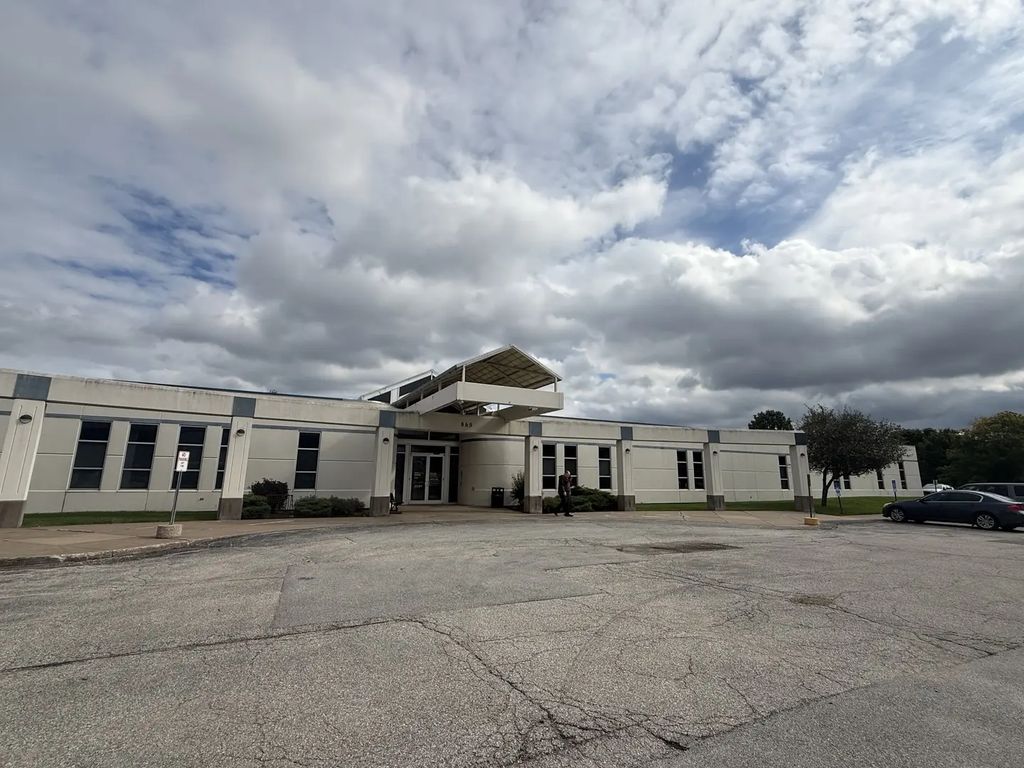 865 Lincoln Road 100, Bettendorf