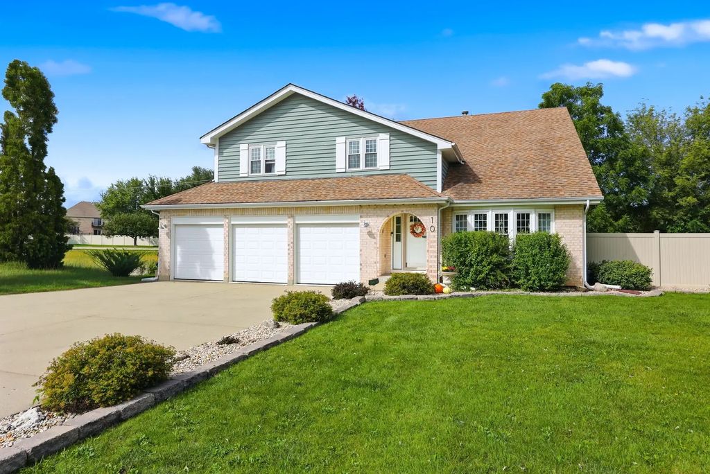 10 Americana Court, Roselle