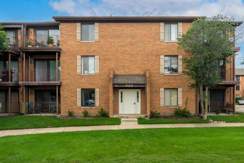 649 N Briar Hill Lane 1, Addison