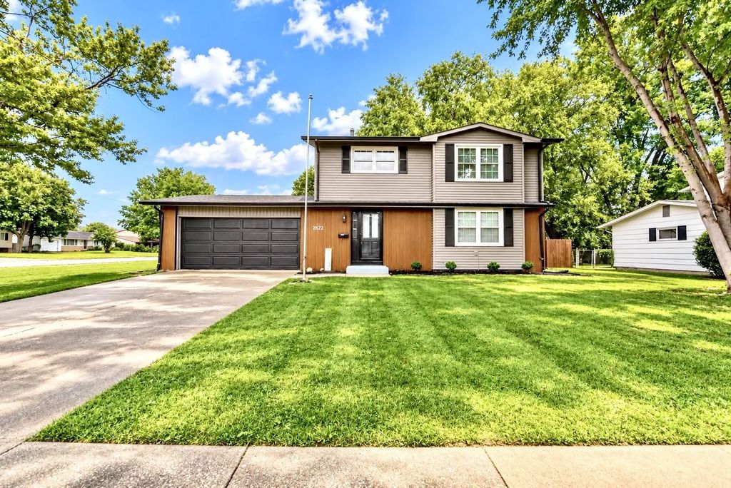 2822 S Hampton Drive, Bettendorf