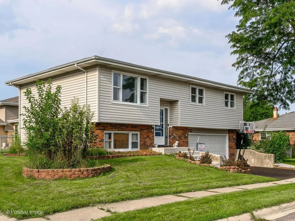 557 Delaware Trail, Carol Stream