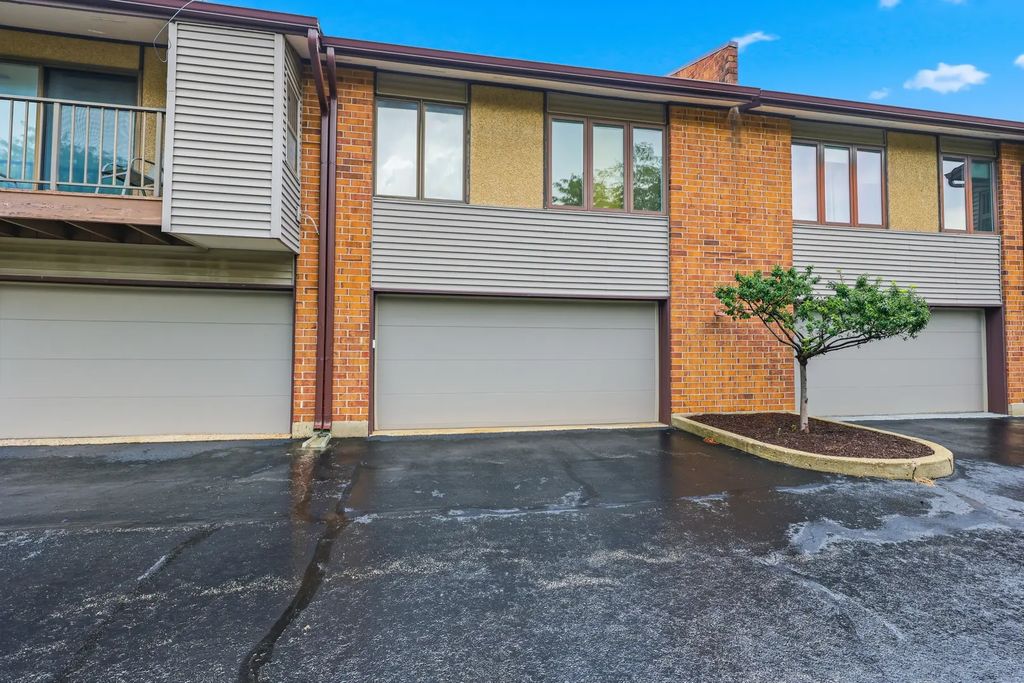 821 Oakton Street 104, Elk Grove Village