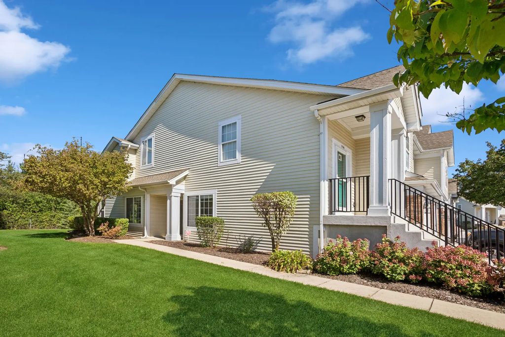 1156 Westminster Lane 1156, Elk Grove Village