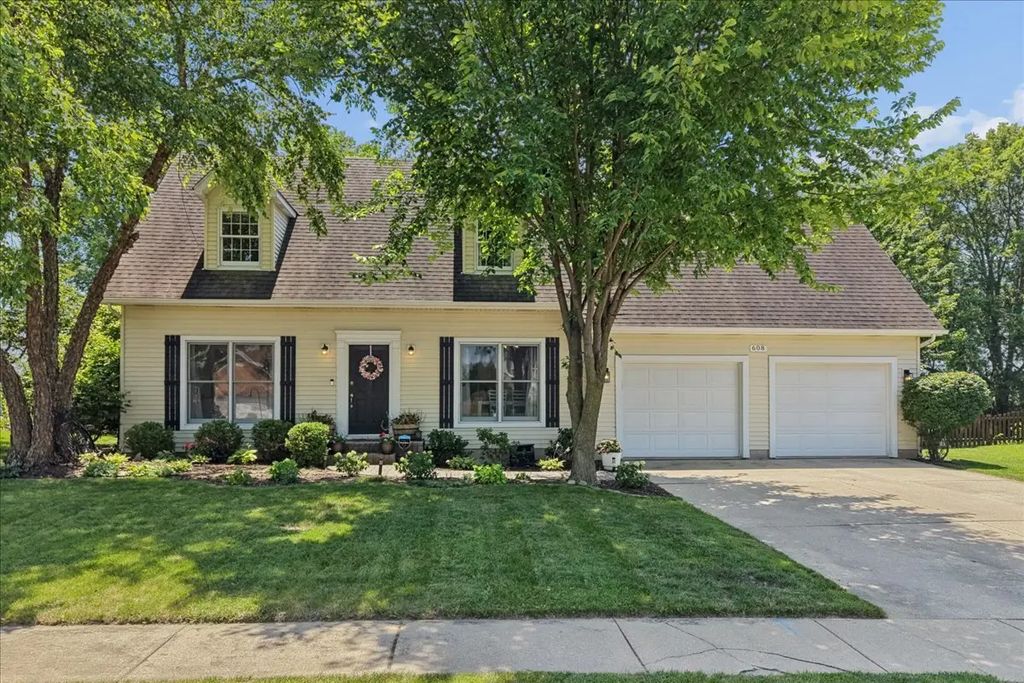 608 Fox Hollow, DeKalb