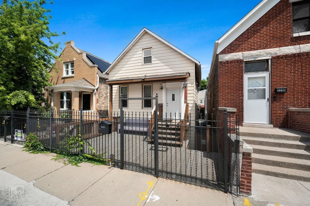 2237 S Oakley Avenue, Chicago