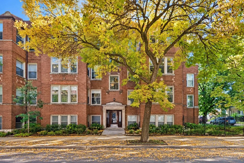 3725 W Byron Street 3, Chicago