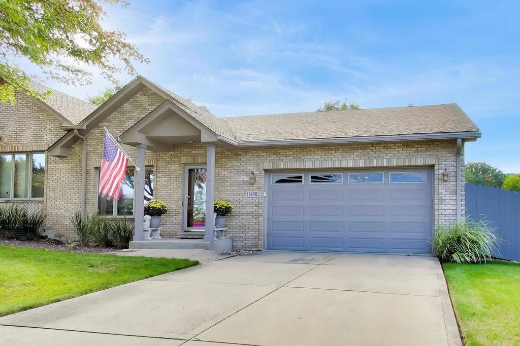 11s352 Deer Trail Court, Burr Ridge