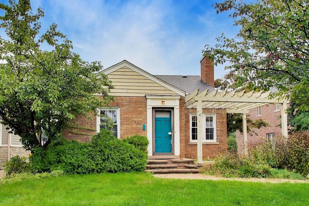 301 N Clinton Avenue, Elmhurst