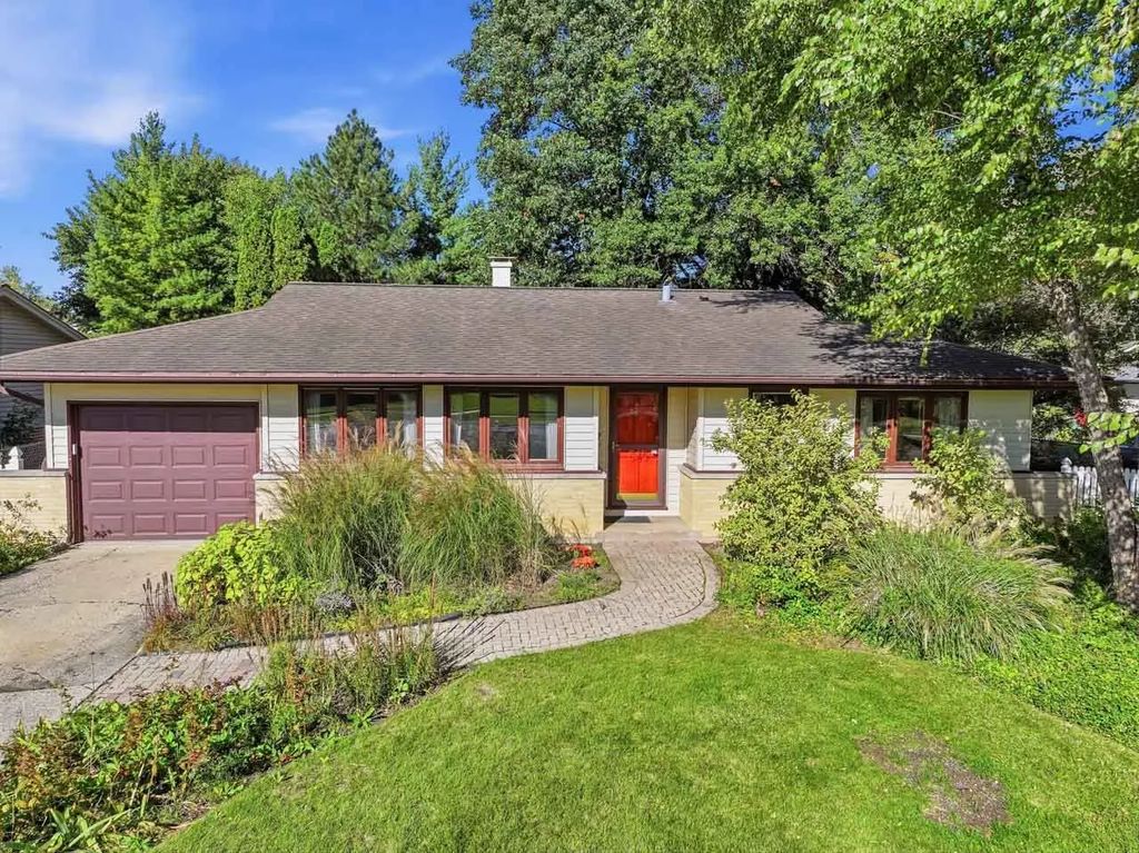 540 Edgewood Lane, Elk Grove Village
