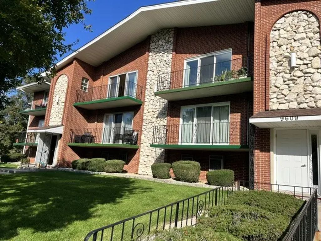 9605 S Komensky Avenue 202, Oak Lawn