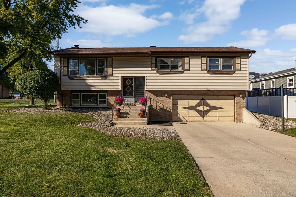1138 Timber Lane, Darien