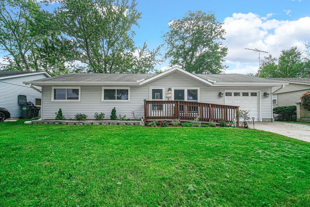 741 Surrey Drive, Streamwood