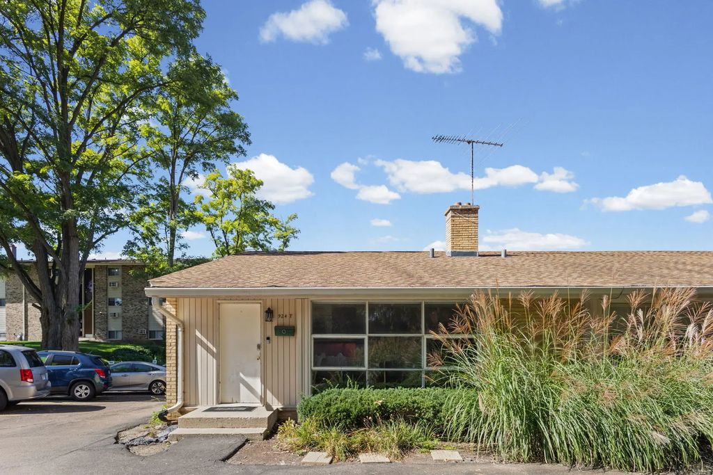 924 N Milwaukee Avenue F, Libertyville