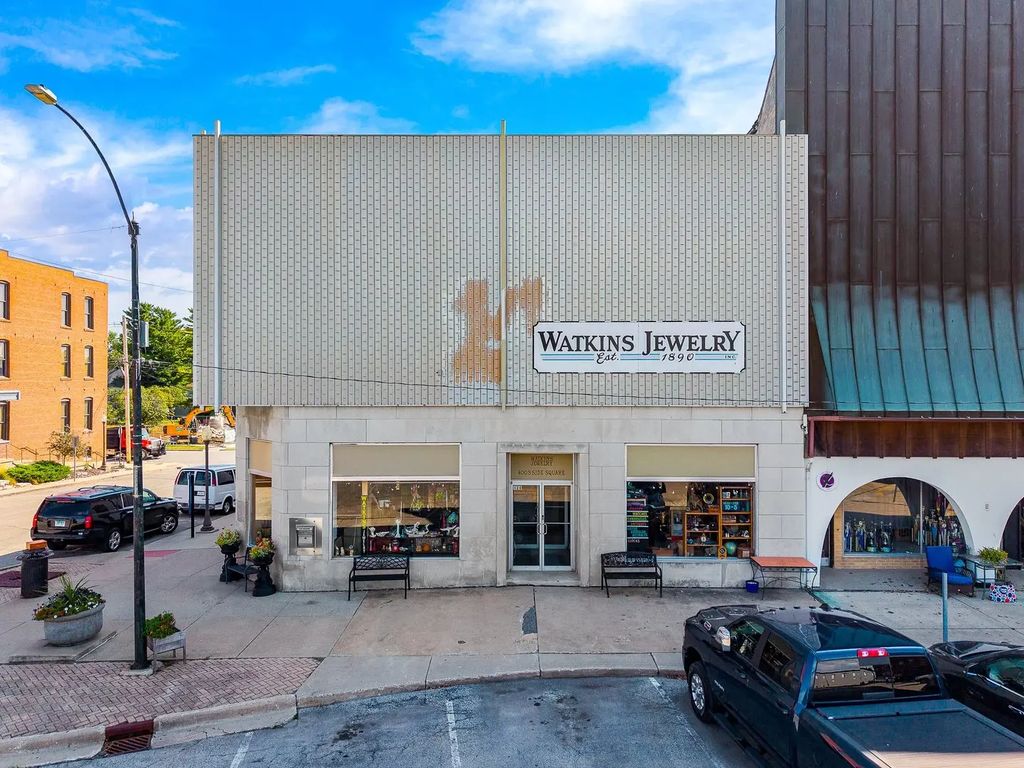 400 S Side Square, Clinton