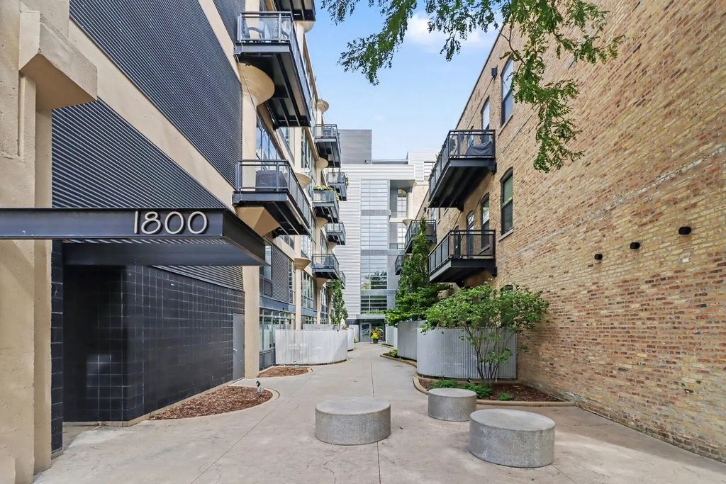 1800 W Grace Street 204, Chicago