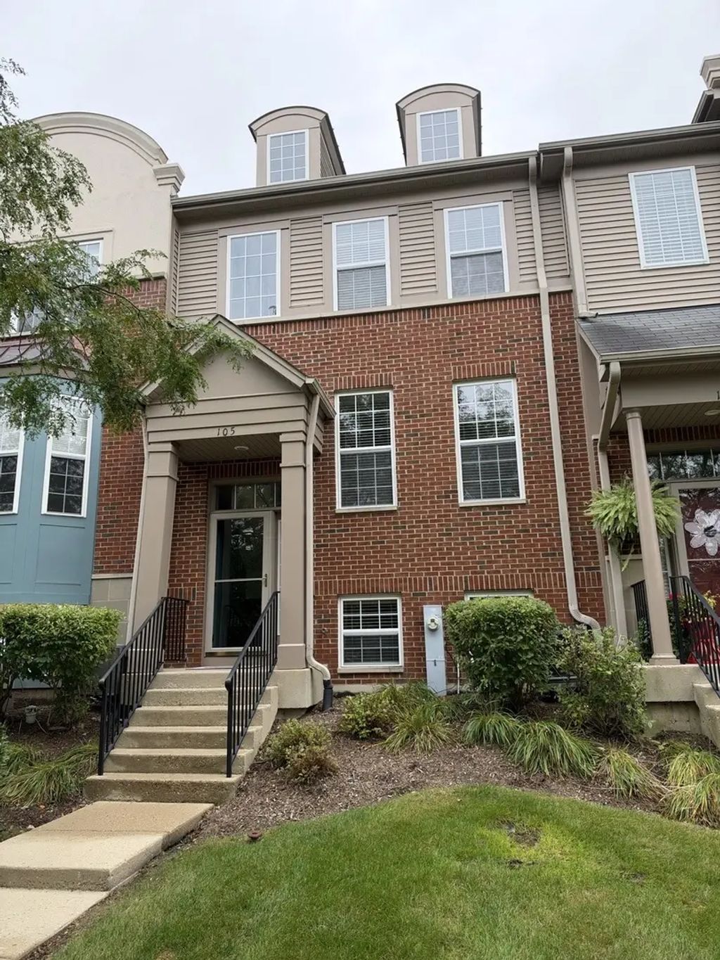 105 Station Park Circle, Grayslake