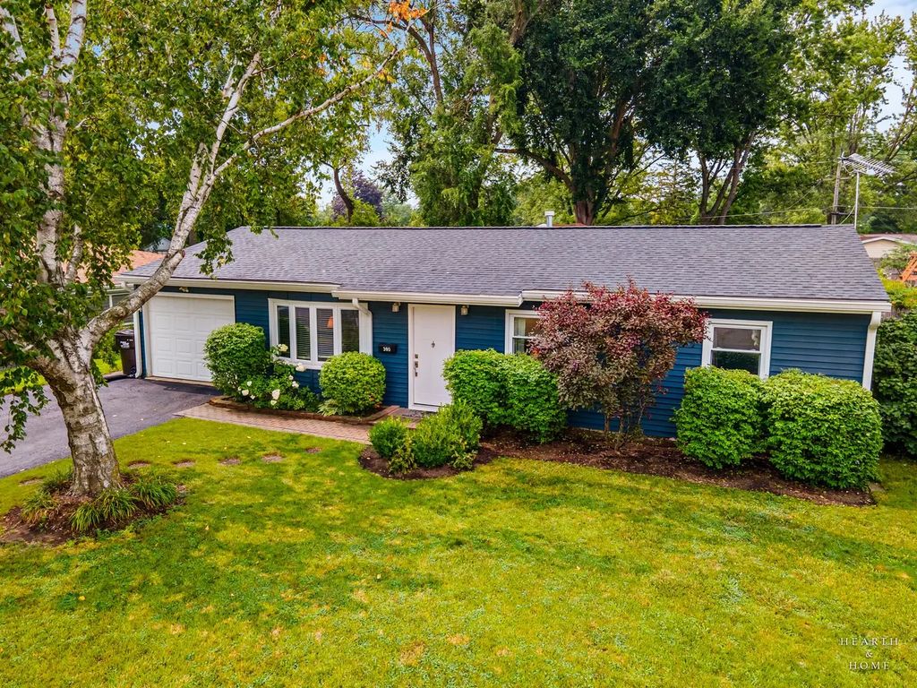 390 Larkdale Row, Wauconda