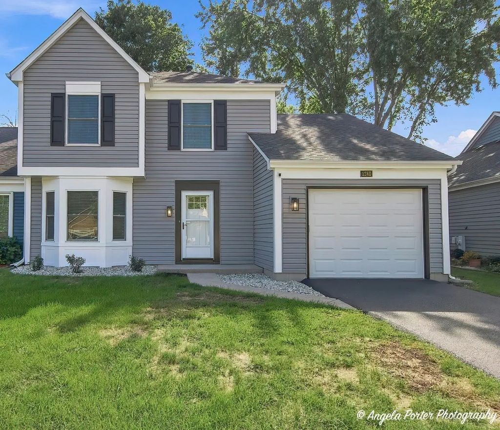 1240 Huntington Drive, Mundelein