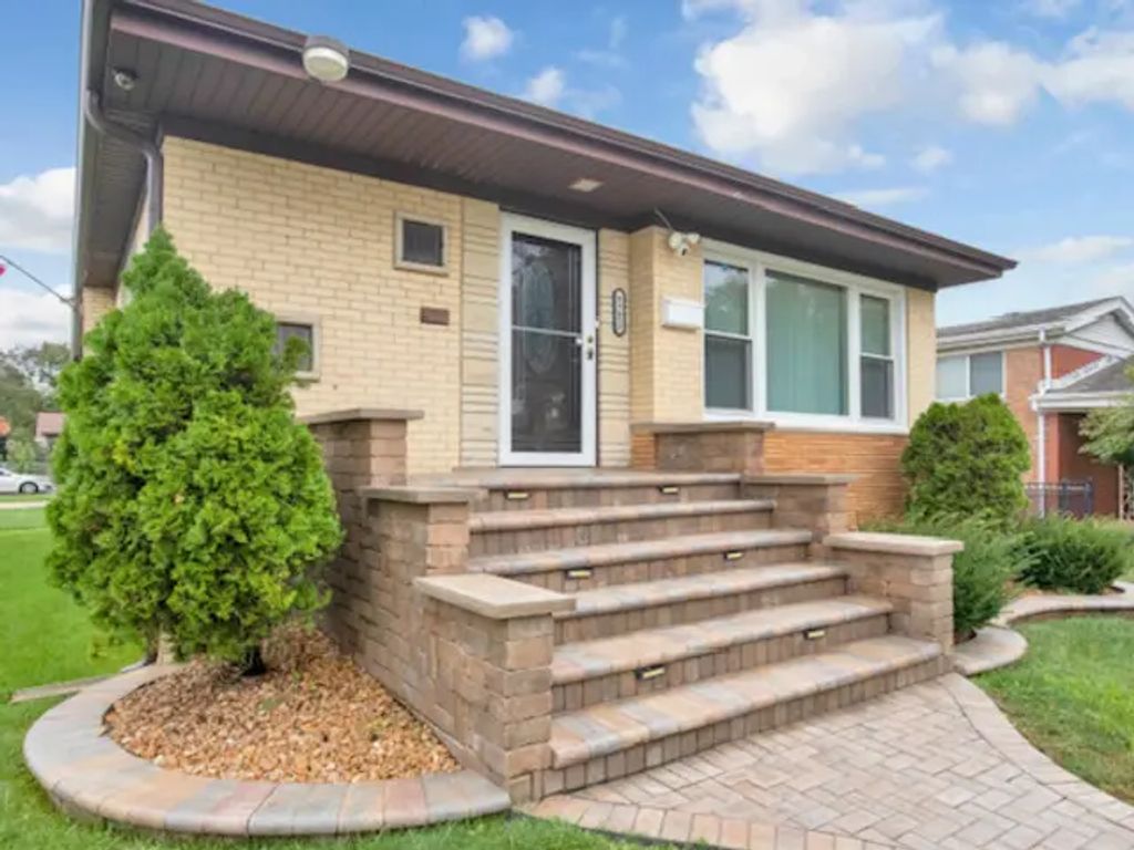 8901 S 49th Court, Oak Lawn