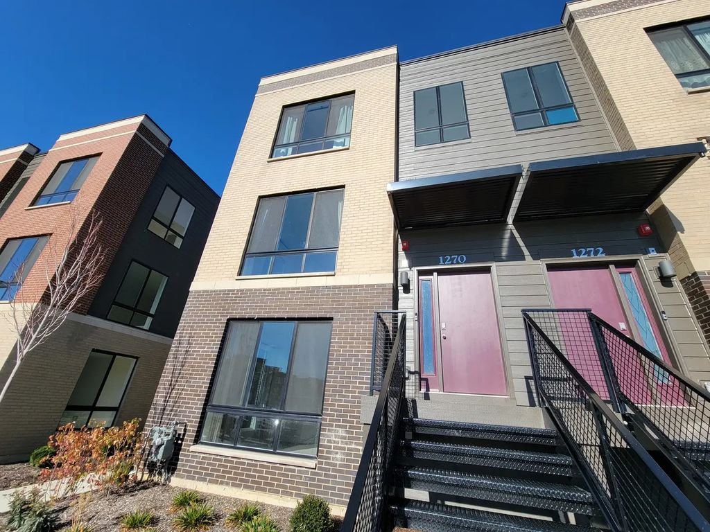 1270 Lakepointe Drive, Schaumburg