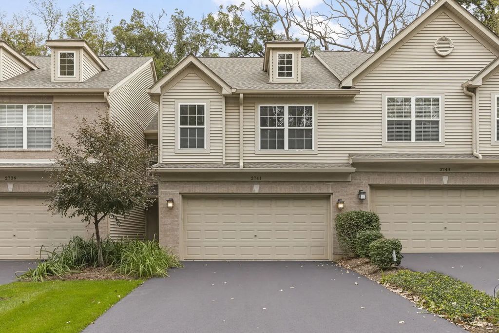 2741 Cobblestone Drive 2741, Crystal Lake