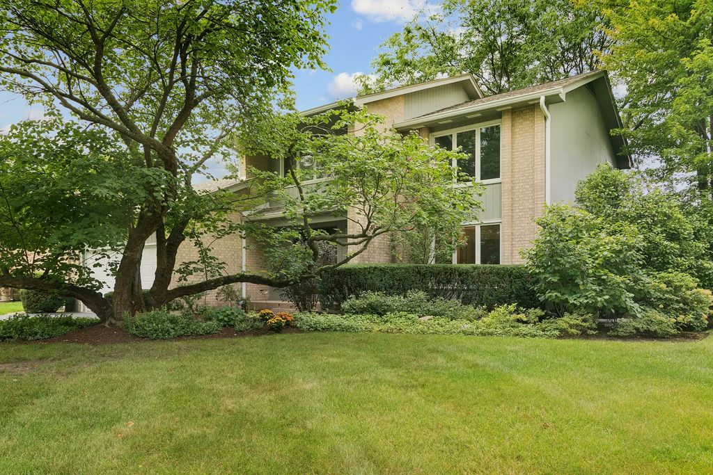 1310 Hidden Lake Drive, Buffalo Grove